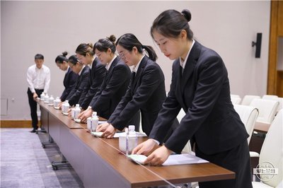 聚焦｜她們可不簡(jiǎn)單！微笑、問(wèn)好、端茶續(xù)水，都是這樣苦練出來(lái)的——揭秘專(zhuān)業(yè)會(huì)務(wù)服務(wù)的幕后訓(xùn)練